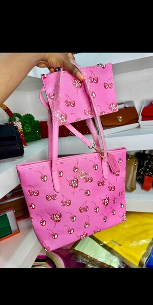 Sac à main cerise chic