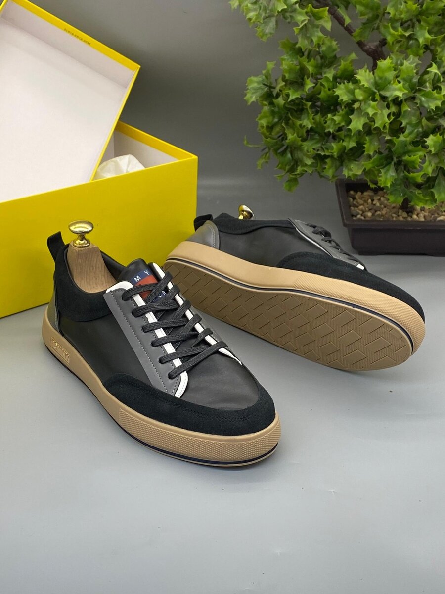 TOMMY HILFIGER GREY AND BLACK
