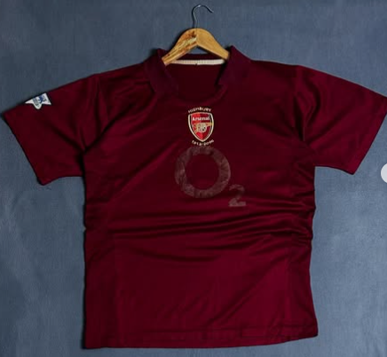 Rare vintage 2005/06 Arsenal O2 away kit size : M