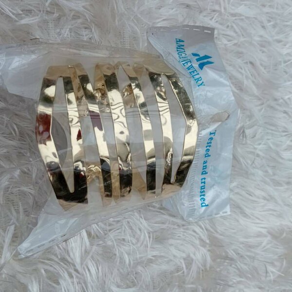 Bracelets dorés élégants