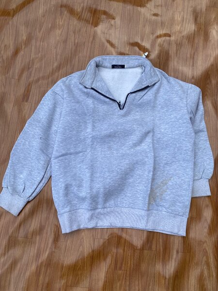 Ash sweatshirt with black zipp