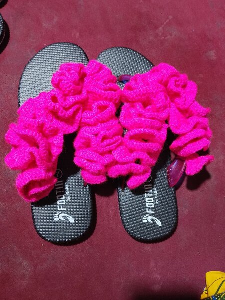 Chaussons peluche rose vif
