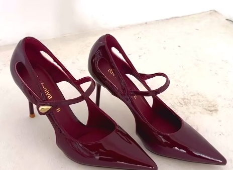 Классические туфли😍 Модель имеет зауженный носок и тонкий каблук, создавая элегантный и утонченный образ. Идеальный выбор для деловых встреч и повседневных образов. 🫶🏻