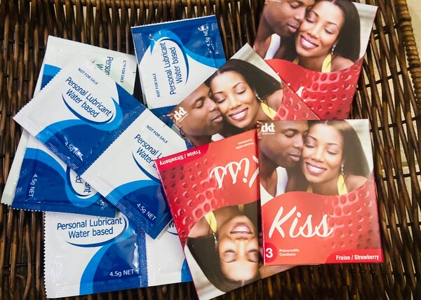 12 préservatifs + 10 lubrifian