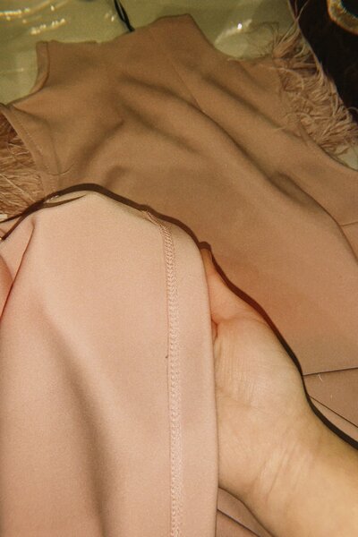 облегающее платье нежного розового цвета