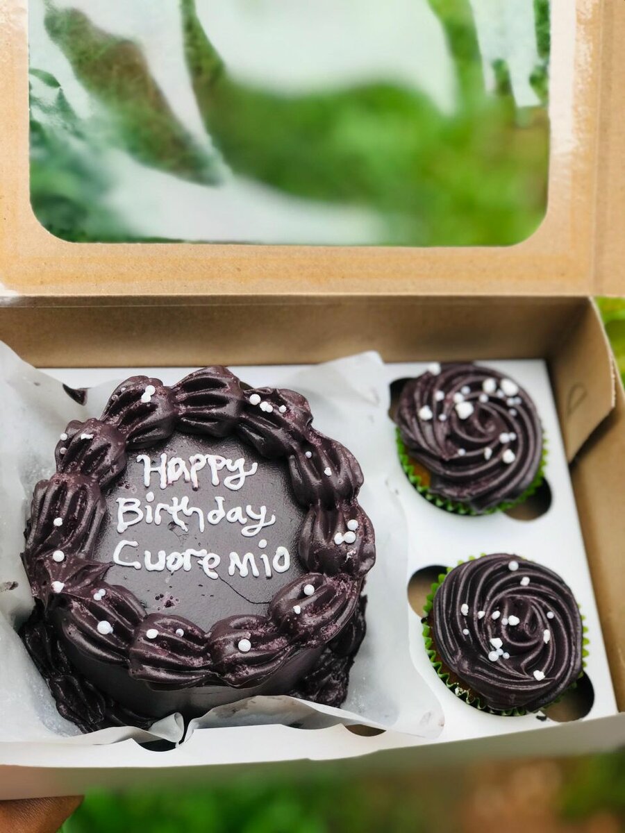 Bento with 2 cupcakes