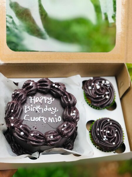 Bento with 2 cupcakes