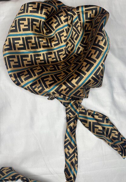 Chapeau en soie élégant