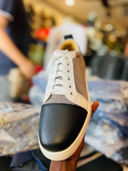 Basket en cuir de la marque louboutin pointure 43