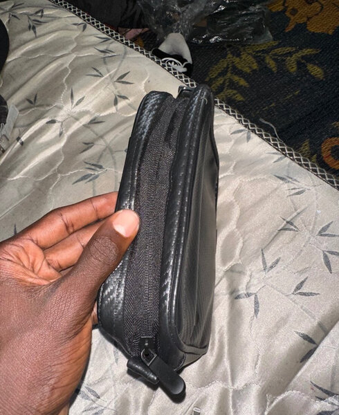 Pochette noire en cuir robuste