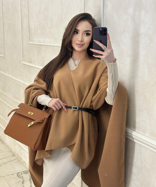 Пончо с черным ремнем