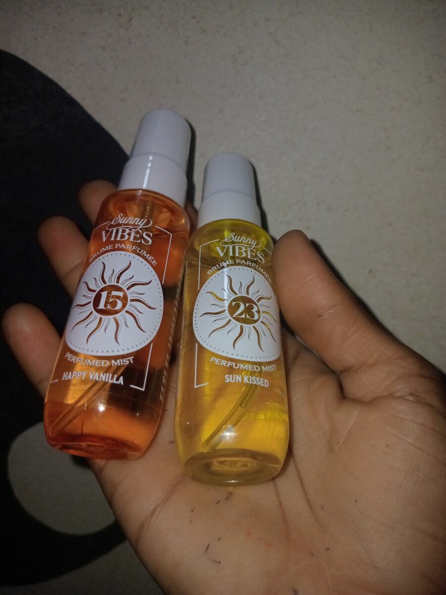 Lot de parfums en spray colorés