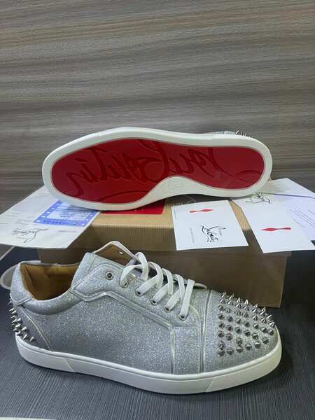 Baskets cloutées élégantes