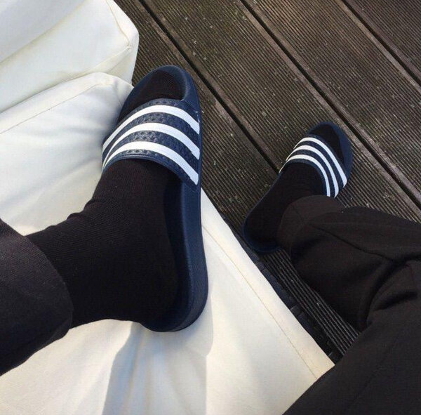 Tongs de sport à rayures