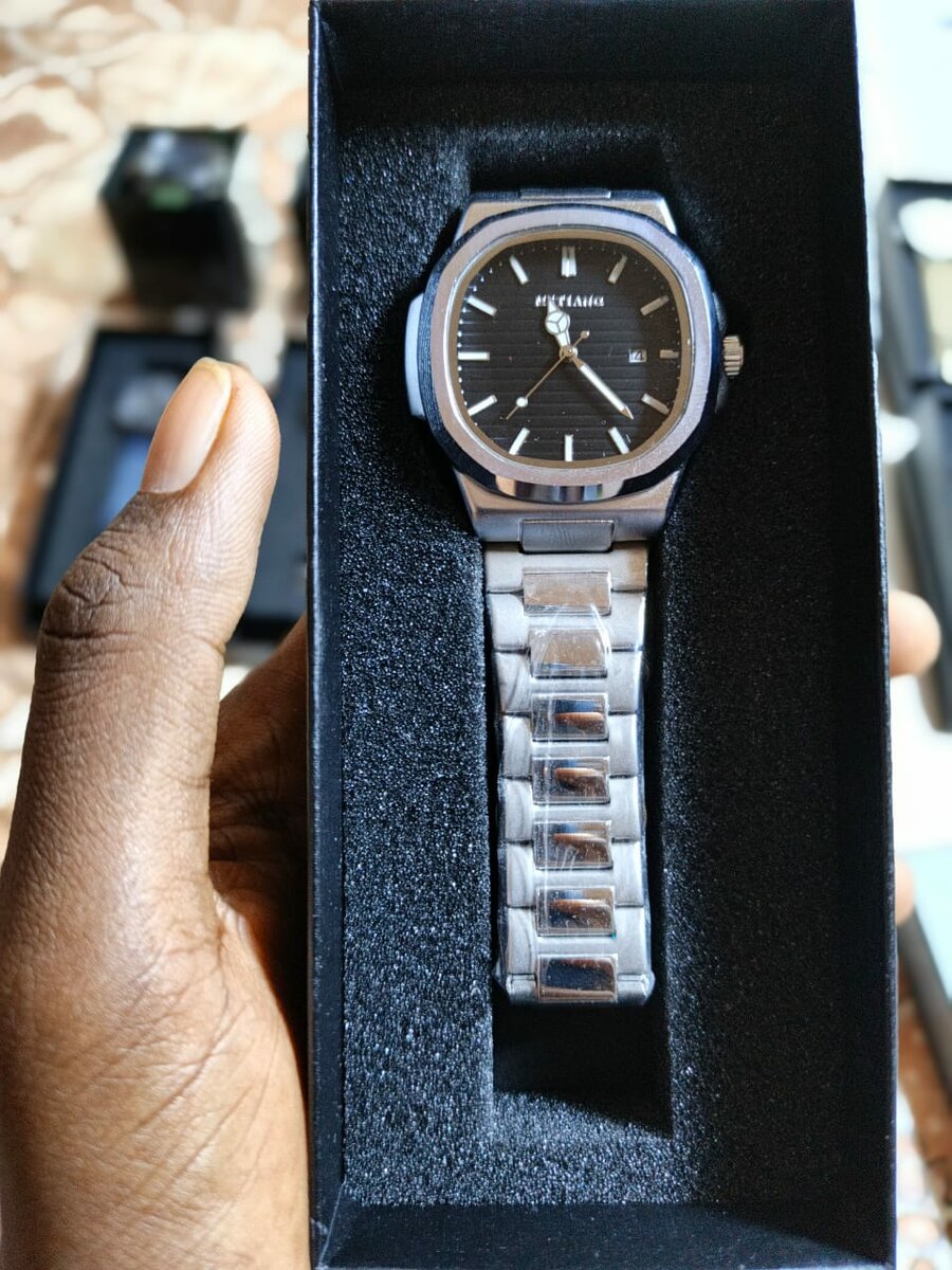 Montres élégantes métalliques