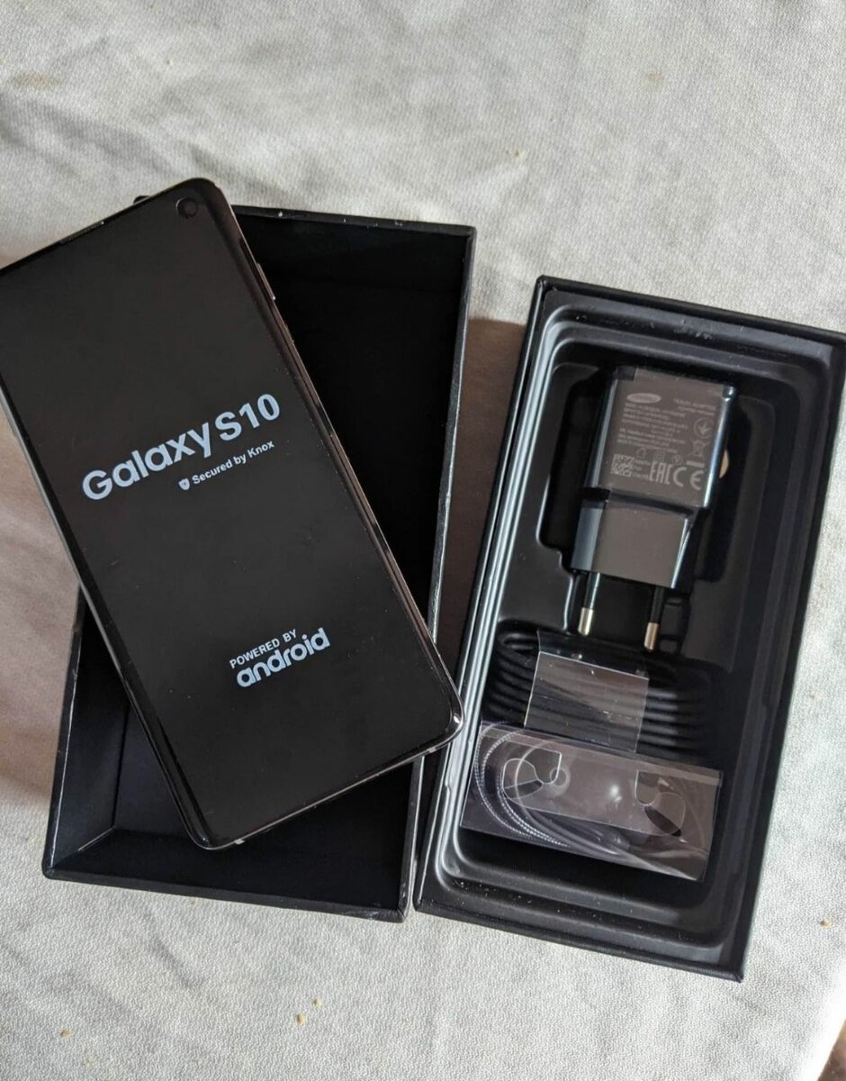 Samsung Galaxy S10 Smartphone