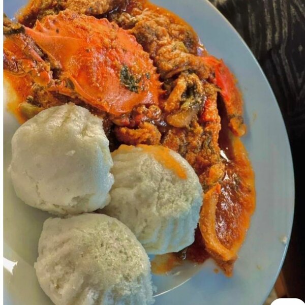 Abolo avec sa sauce tomate