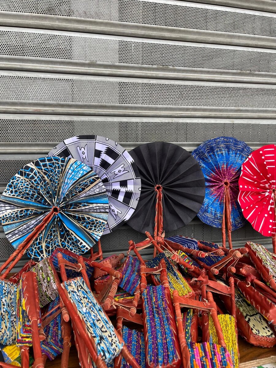 Éventail en tissu coloré