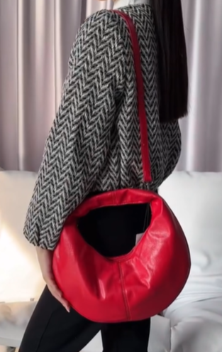 Яркая сумочка от Stradivarius красная