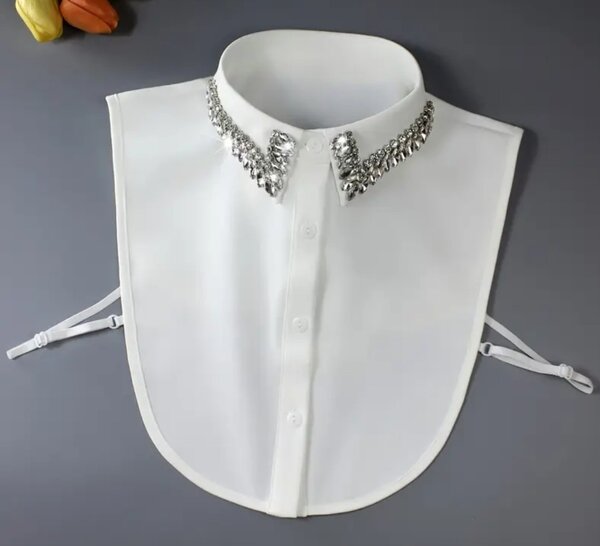 Faux collier détachable avec strass