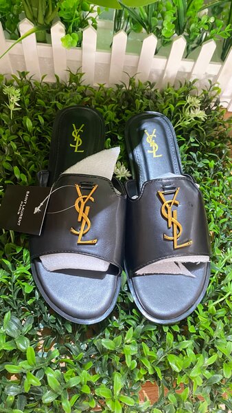 Sandales en cuir noir YSL