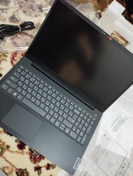Lenovo V15 intel core i3-1215U