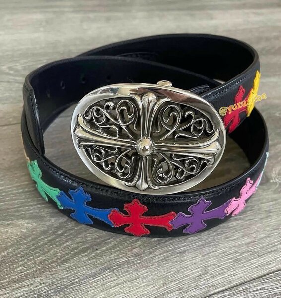 Ceinture en cuir avec croix colorées