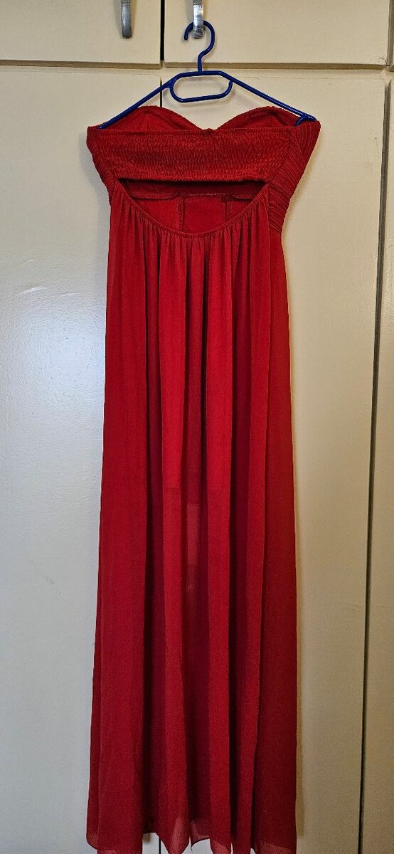 Robe rouge sans bretelles élégante