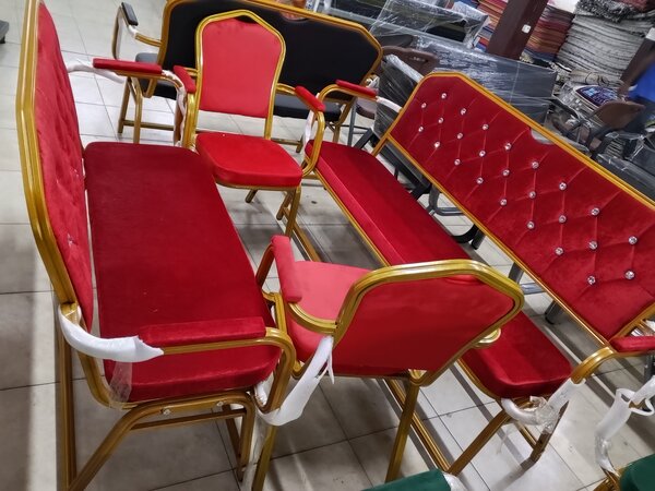 Ensemble de chaises et bancs en velours rouge