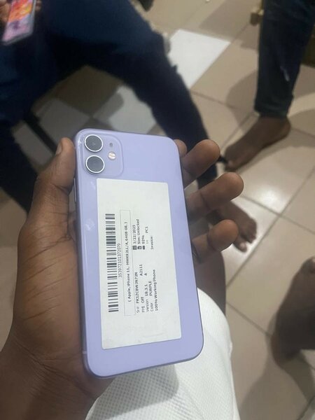 iPhone 11 noir et violet