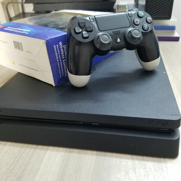 PS4 SLIM+ 2MANETTES 10JEUX