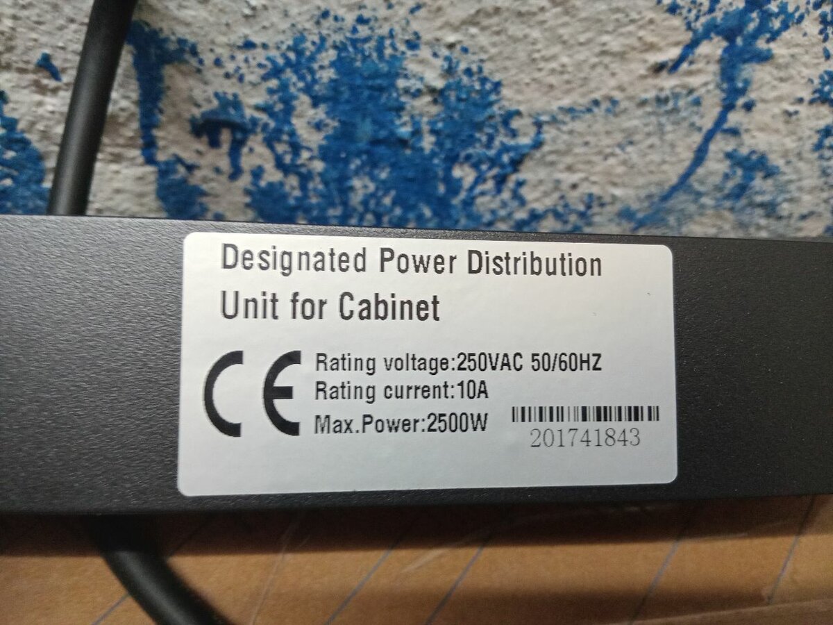 Unité de distribution d'alimentation pour armoire