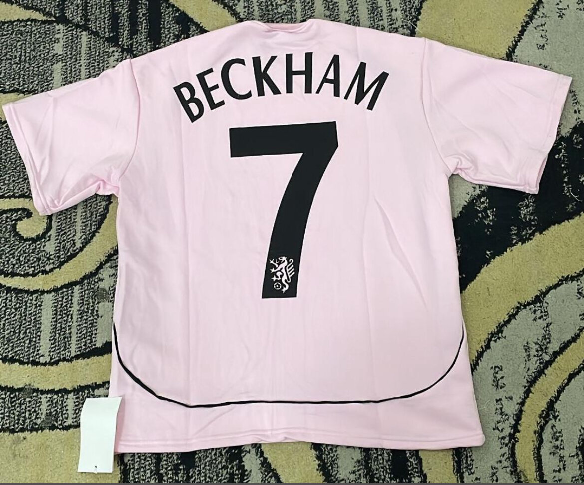 T-shirt de football rose stylé