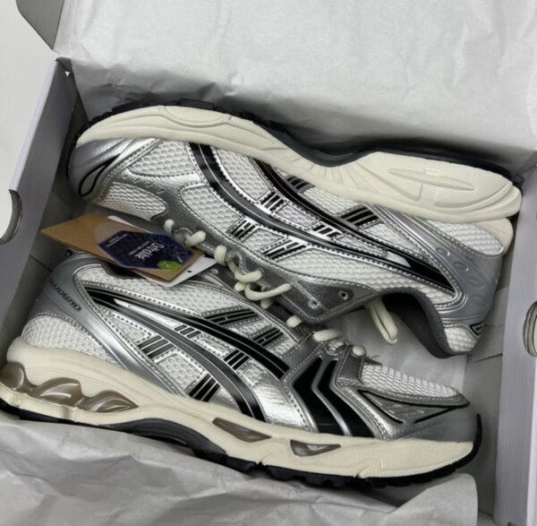 Chaussures de sport argentées