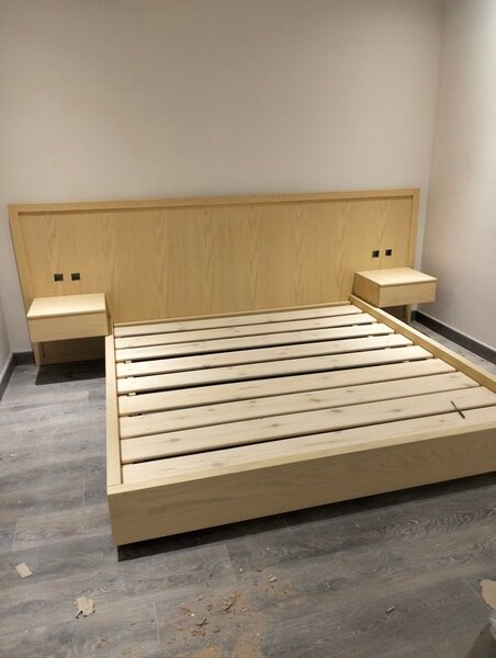 Lit double en bois moderne