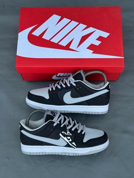 Nike Dunk Low Sneakers