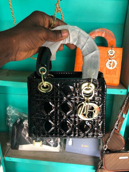 Petit sac à main en cuir noir brillant