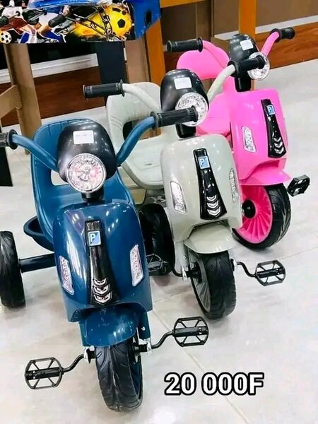 Tricycle enfant coloré