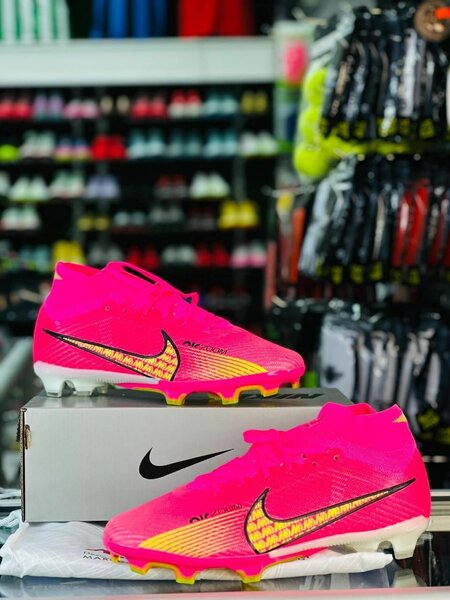 Chaussures de foot Nike vives