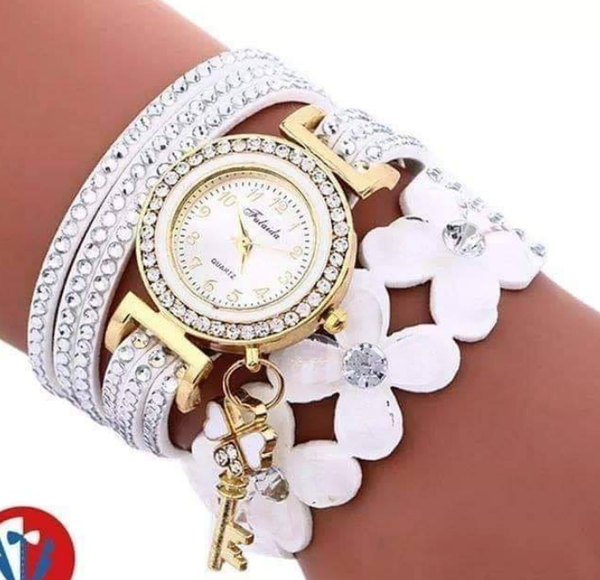Montre Bracelet De Luxe Pour Femmes, Dames, et Jeunes Demoiselles. BLANC
