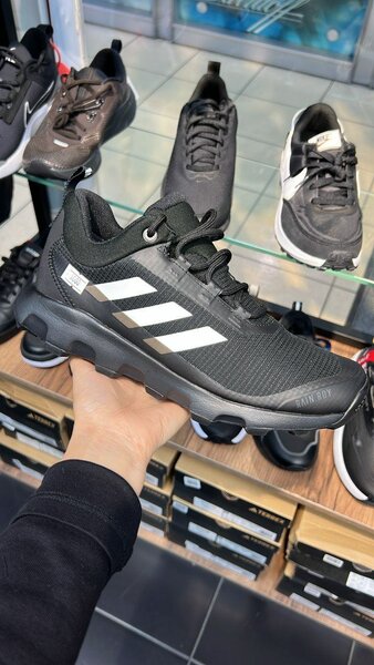 Кроссовки Adidas водоотталкивающие