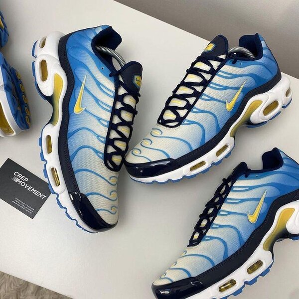Baskets Air Max bleues et jaunes