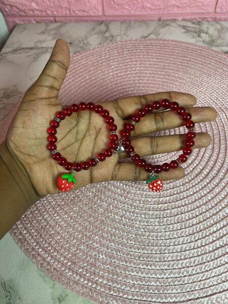 Bracelets rouges à pendentif