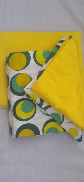 Linge de lit vert avec des cercles jaunes