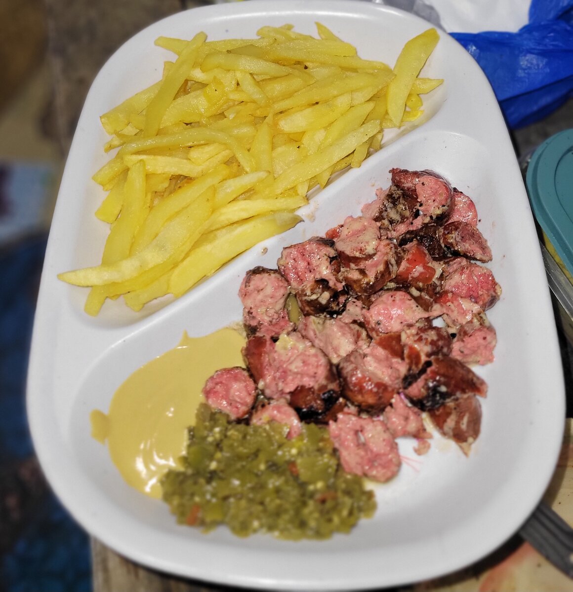Saucisses grillées avec frites