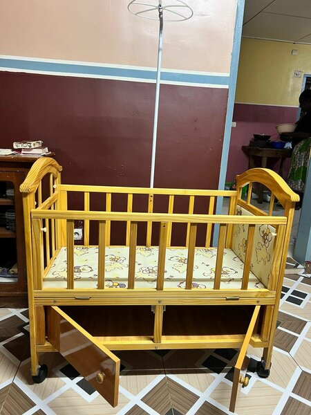 Lit bébé en bois avec roulettes