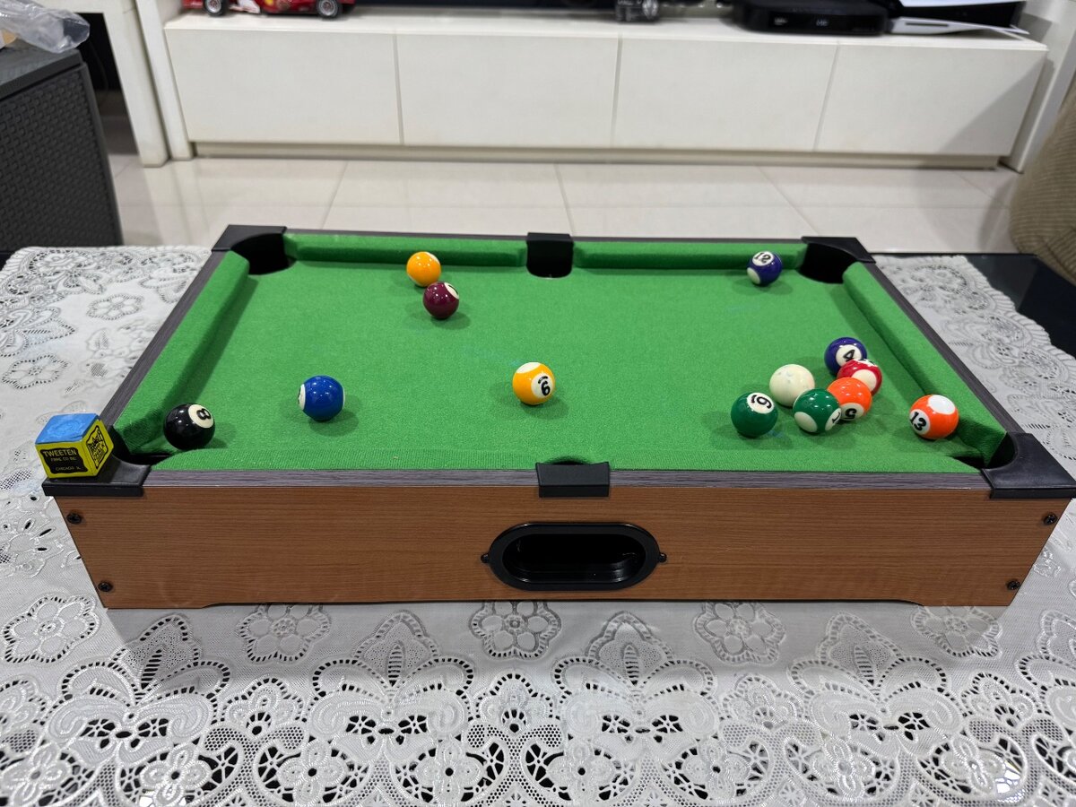 Tabletop pool table