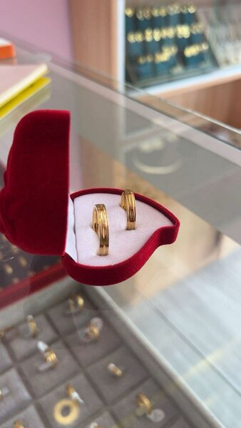 Alliances dorées élégantes