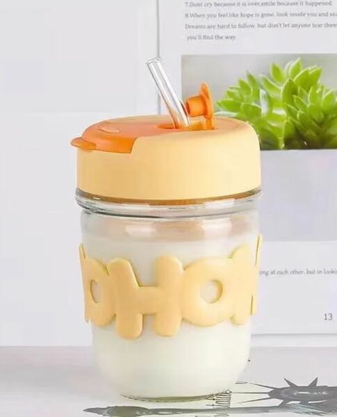 Tasse en verre avec paille