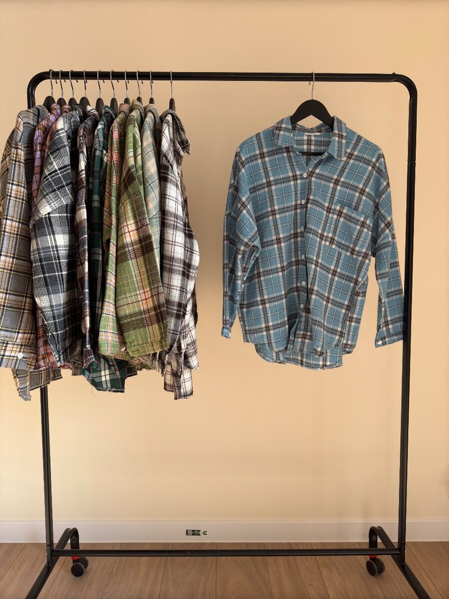 Женская клетчатая рубашка с заниженными рукавами